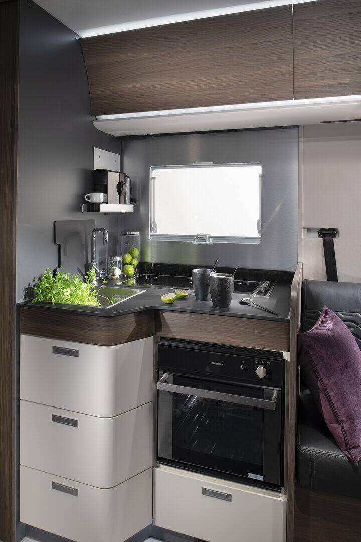 Adria Sonic Supreme 700 DL – kuhinja