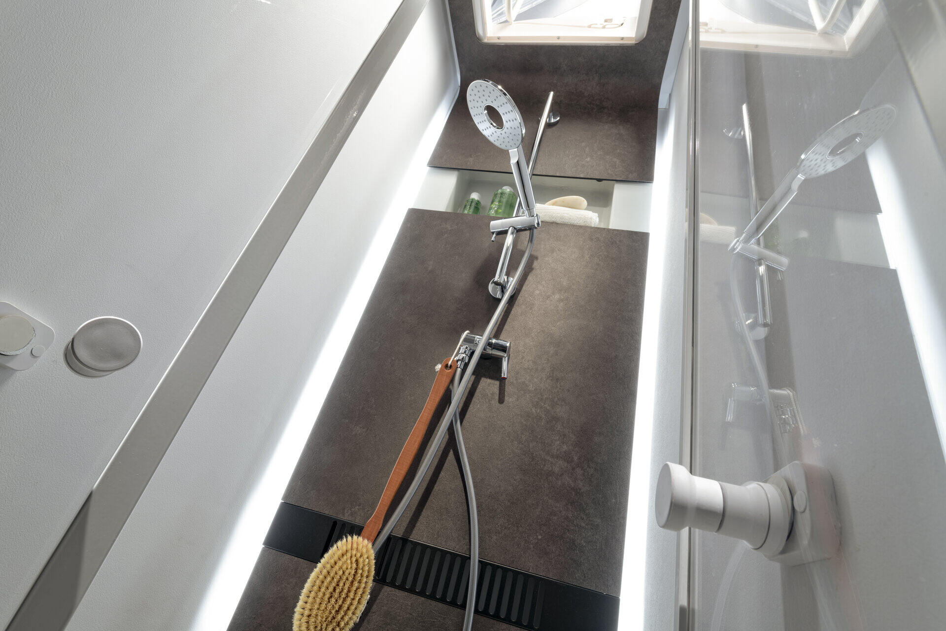 Avtodom Sonic Supreme 700 DL – tuš